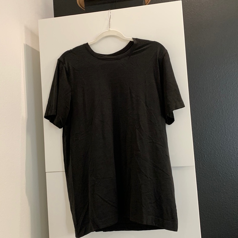 Black lululemon t-shirt